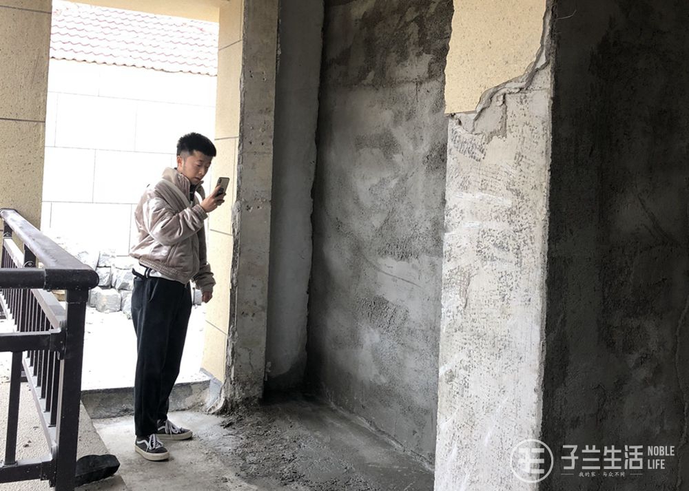 孙晨威去工地